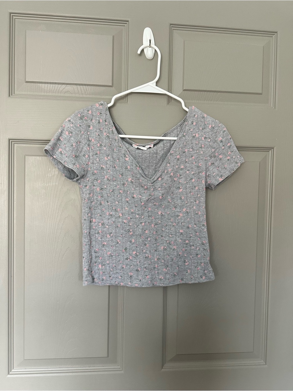 Gray V-Neck Cropped Tee with Flower Print